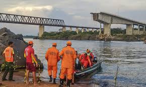 Sobe para 14 o número desaparecidos após queda de ponte