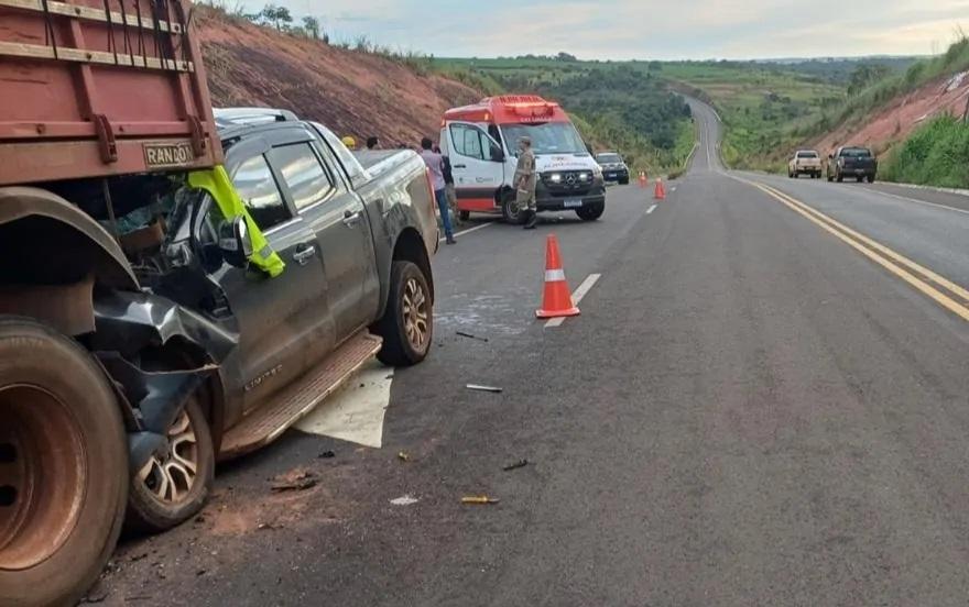 Batida de Ford Ranger em Scania com pane mecânica em BR mata dono de fazenda e caseiros