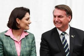Bolsonaro acompanha Michelle em embarque para posse de Trump