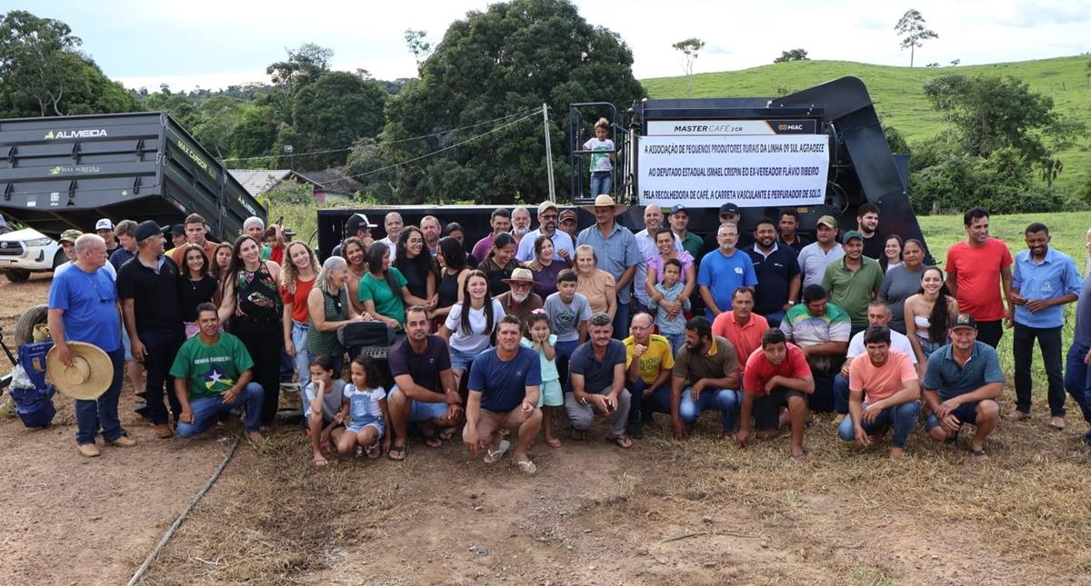 Deputado Ismael Crispin entrega equipamentos agrícolas em Nova Brasilândia do Oeste