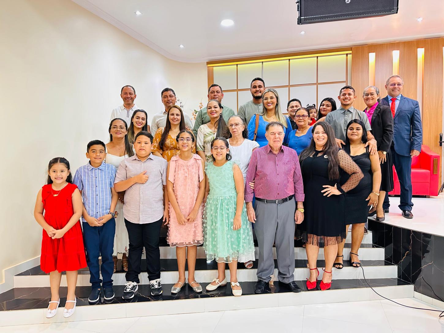ENTRE SALMOS E ORAÇÕES PROFUNDAS, PREFEITO E VICE-PREFEITO, GERLANDO LOPES E JOÃO ROBERTO, PARTICIPAM DE CULTO DE GRAÇAS REALIZADO NA IGREJA EVANGÉLICA ASSEMBLEIA DE DEUS MADUREIRA