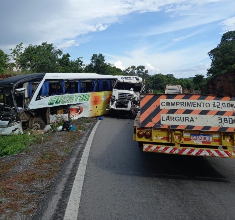 Grave acidente entre ônibus da EUCATUR e carreta deixa feridos na BR 070 em Cáceres