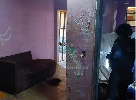 Jovem de 22 anos é encontrado morto dentro de banheiro em Seringueiras