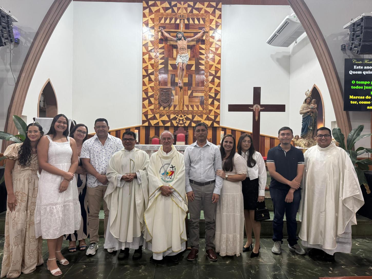 PREFEITO GERLANDO LOPES E A PRIMEIRA DAMA DO MUNICÍPIO, LUCINETE ANDRADE DAMASCENO DO NASCIMENTO, PARTICIPAM DA MISSA DE AÇÃO DE GRAÇAS CELEBRADA  POR DOM SANTIAGO