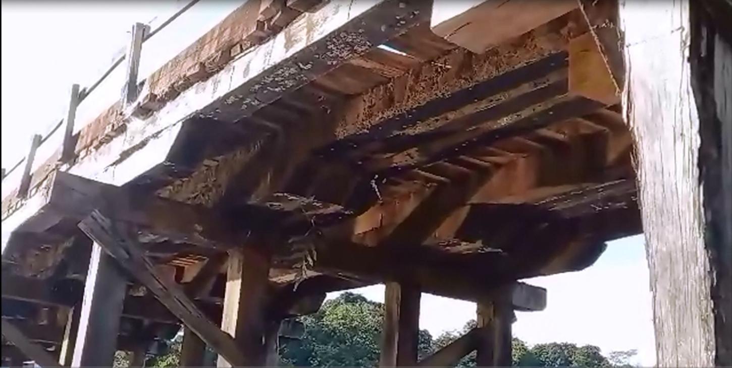 MORADORES D CIDADE DE LÁBREA APELAM A VICE-PREFEITO JOÃO ROBERTO PARA EVITAR UMA IMINENTE TRAGÉDIA NA ANTIGA “PONTE DE FERRO” CONSTRUÍDA NO GOVERNO DE GILBERTO SAMPAIO