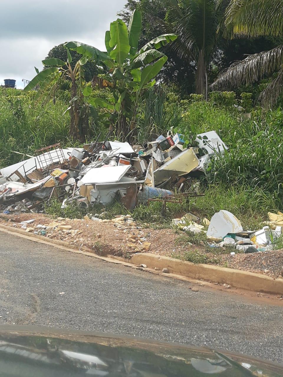 Nova Brasilândia D’oeste – Individuo emporcalha a cidade e restos de fogões e outros aparelhos domésticos viram criadores de mosquito