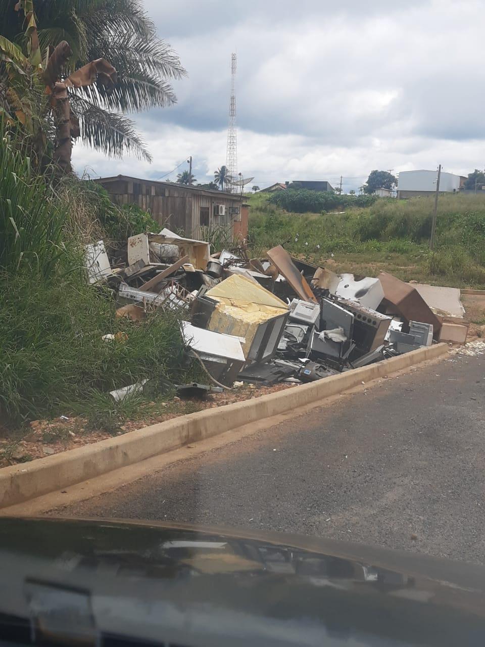 Prefeitura de Nova Brasilândia D’oeste até hoje não retirou entulhos jogados na rua que fica próximo ao lavador do Irmãozinho