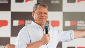 Tarcísio admite candidatura presidencial, relatam aliados