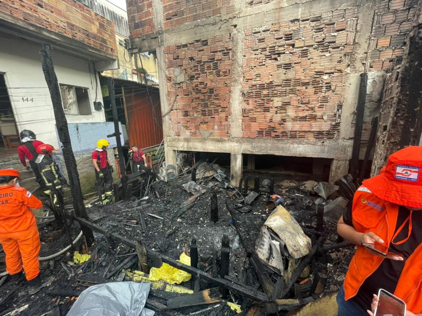 VÍDEO: mãe e filho morrem durante incêndio que destruiu 7 casas em Manaus