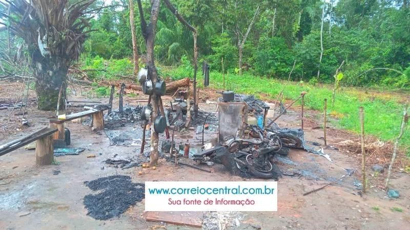 Encapuzados armados invadem terras entre Nova União e Mirante da Serra, destruindo moradias, queimando motocicleta e agredindo vítimas