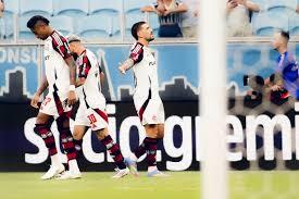 Arrascaeta marca duas vezes e Flamengo vence o Grêmio em Porto Alegre