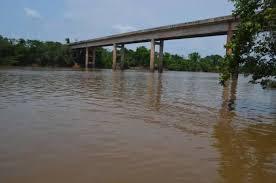 Equipes dos Bombeiros e PM buscam homem que teria se jogado da ponte do Rio Machado na RO-479