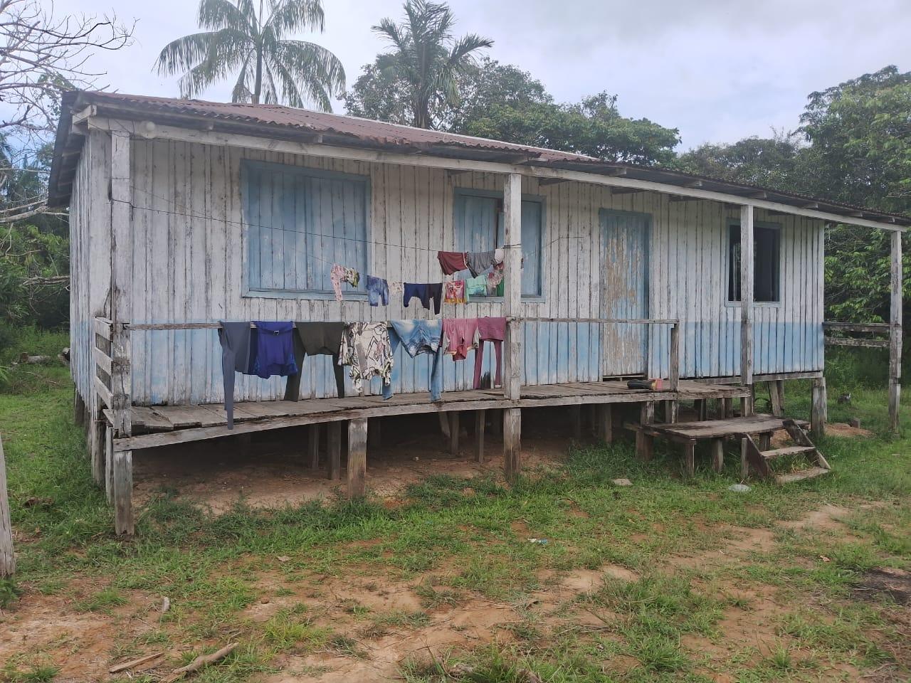 PAIS DE ALUNOS DENUNCIAM ESCOLA CONSTRUÍDA EM GESTÃO PASSADA E APONTAM PERIGO DE DESTRUIÇÃO