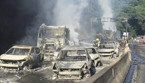 Veja momento em que caminhão explode e incendeia carros em rodovia de SC