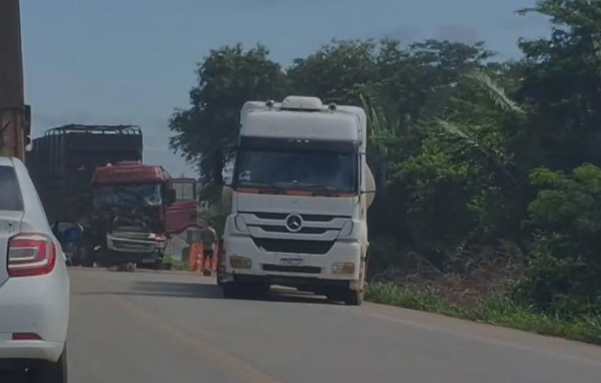 Vídeo: Frente de caminhão carregado de gado fica destruída após colisão com caminhão de combustível