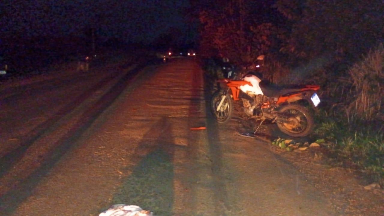 Acidente Grave na RO-010: Motociclista Sofre Possível Traumatismo Craniano e Passageira Fratura a Perna Após Colisão com Ônibus