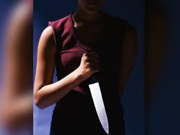 Cansada de sofrer violência do ex-companheiro mulher se arma com faca e fere o homem que estava lhe agredindo