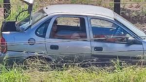 Motorista colide com poste na RO-010 e fica preso em veículo sob fiação de alta tensão, em Rolim de Moura