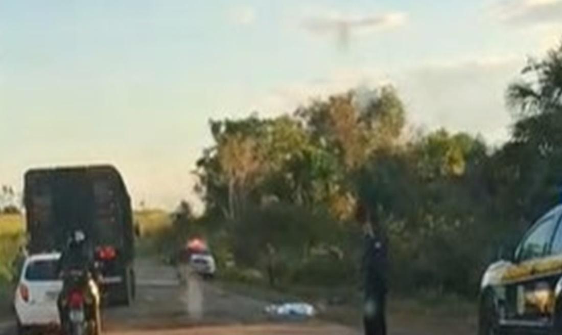 VÍDEO: Caminhão tomba na BR-429, uma pessoa morre e outras são socorridas
