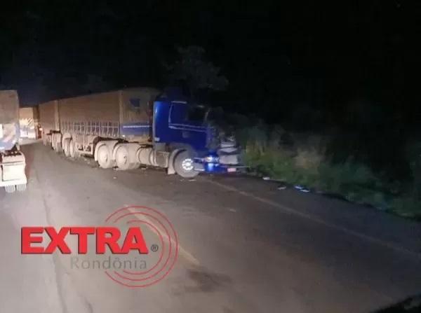 VÍDEO: Caminhoneiro de Cerejeiras fica ferido após colisão na BR-364, em Candeias do Jamari