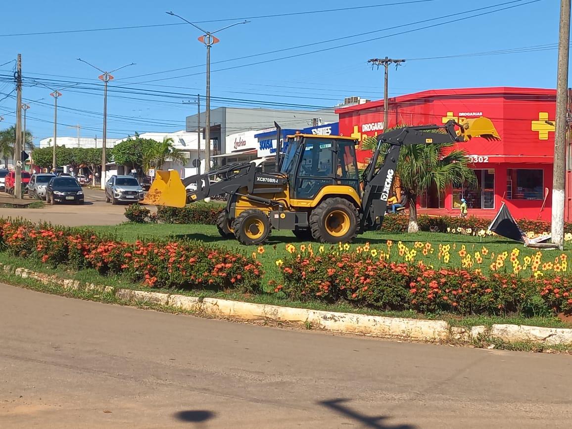 ATENDENDO UMA SOLICITAÇÃO DO EX-VEREADOR VANJO DA 110 DEPUTADA LEBRINHA DESTINOU UMA RETROESCAVADEIRA PARA ATENDER A SECRETARIA DE AGRICULTURA DE NOVA BRASILÂNDIA D’OESTE