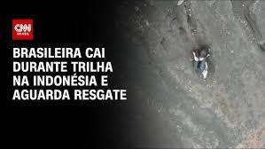 Brasileira cai durante trilha na Indonésia e espera resgate há 14 horas