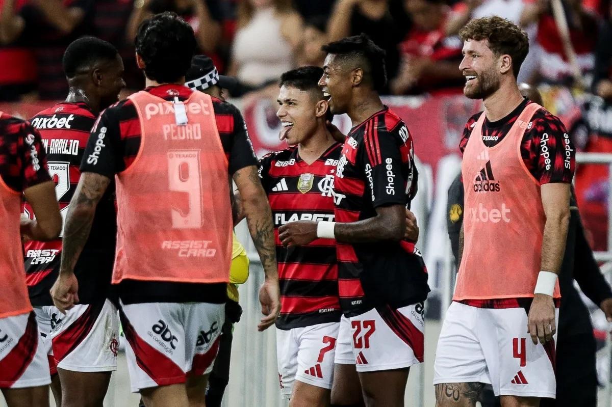 Flamengo atropela Fortaleza, aumenta crise do rival e lidera o Brasileirão