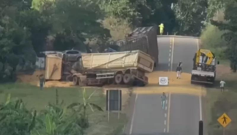 Homem morre preso às ferragens após acidente entre carreta e caminhão na BR-435