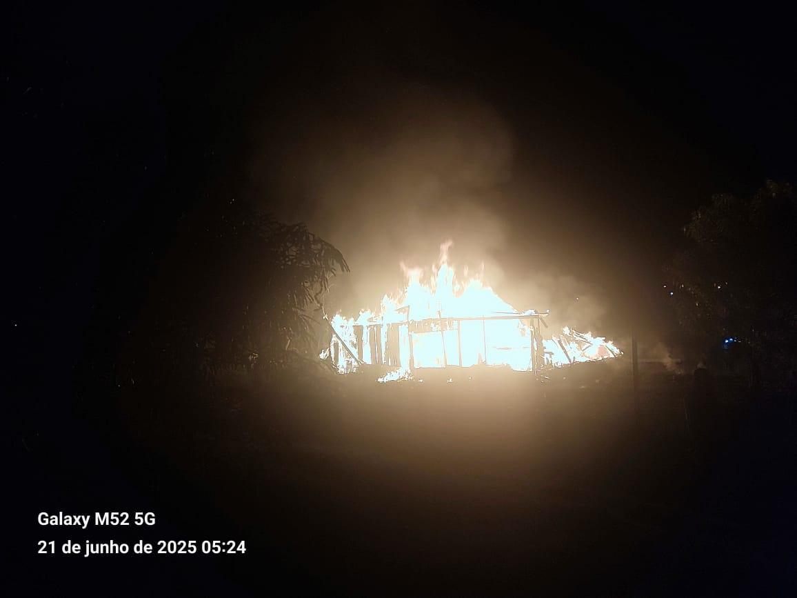 Nova Brasilândia D’Oeste – Casa de madeira é totalmente destruída por incêndio no Setor 14