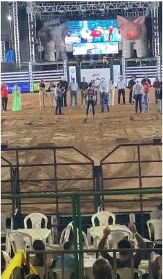 PRESIDENTE DA CÂMARA DE NOVA BRASILÂNDIA D’OESTE É FRACO DE ORATÓRIA E TROPEÇA NAS PALAVRAS DURANTE DICURSO EM UMA DAS NOITES DE FESTA DA 19ª EXPOBRAS