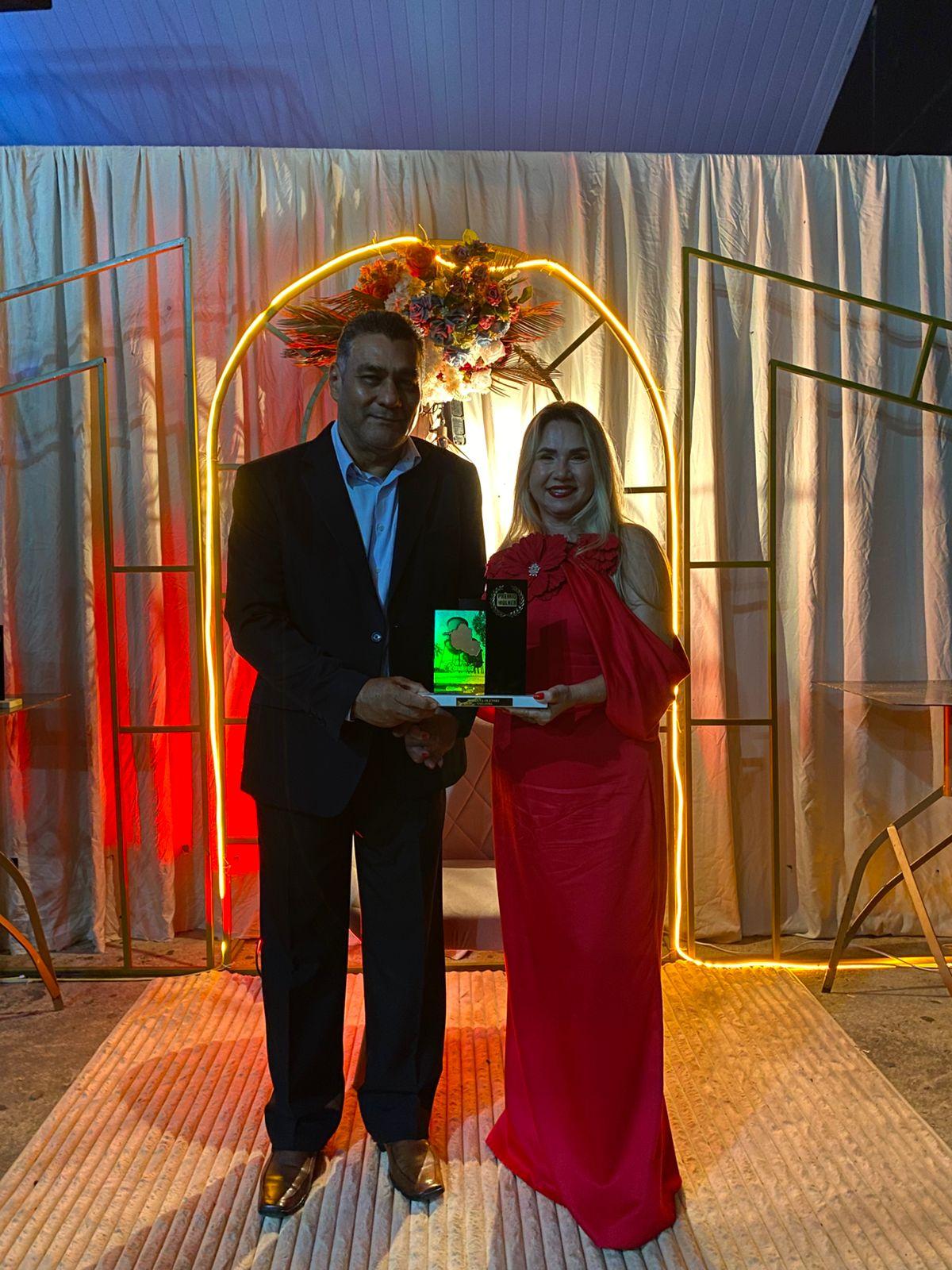Vereadora Silvana Olenski é agraciada com o prêmio Mulher Notável 2025, em evento tradicional idealizado pelo jornalista Tergon
