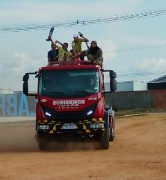 ATLETAS MEDALHISTAS DO MUNICÍPIO DE LÁBREA NA 46ª EDIÇÃO DOS JOGOS ESCOLARES DO AMAZONAS DESFILAM EM CARRO ABERTO PELAS RUAS DA CIDADE COM TROFÉUS