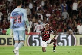 Flamengo vence, segue líder e empurra o São Paulo para perto do Z-4