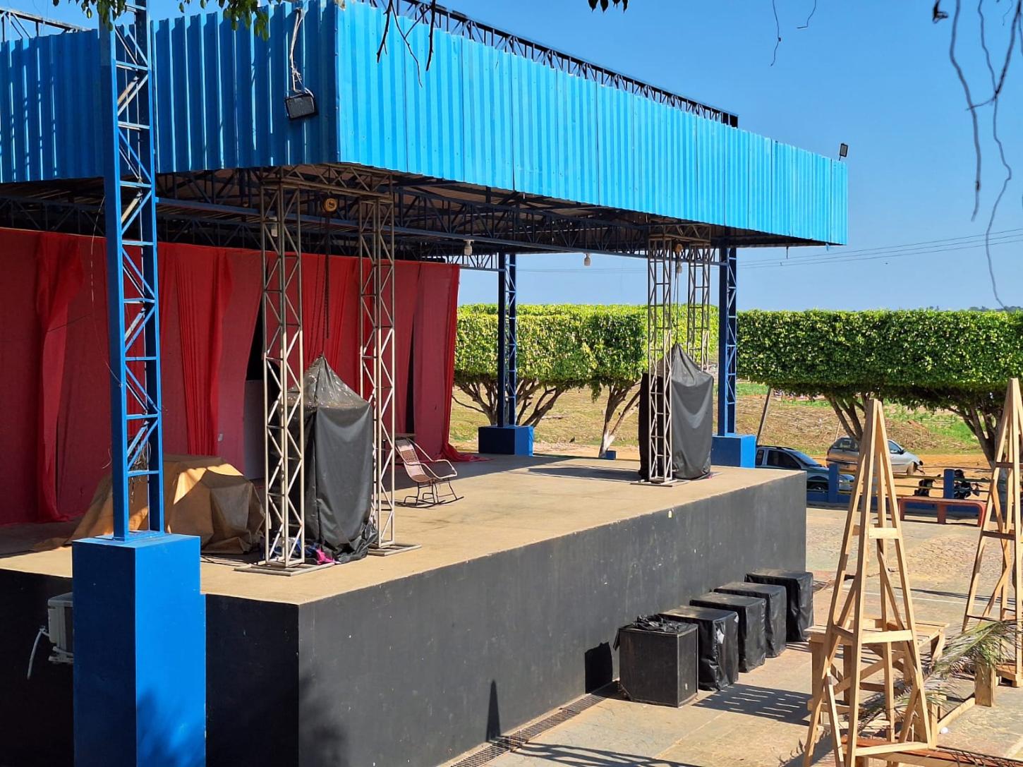O grande palco passa por mudanças para os dias de festas das quadrilhas & danças folclóricas.