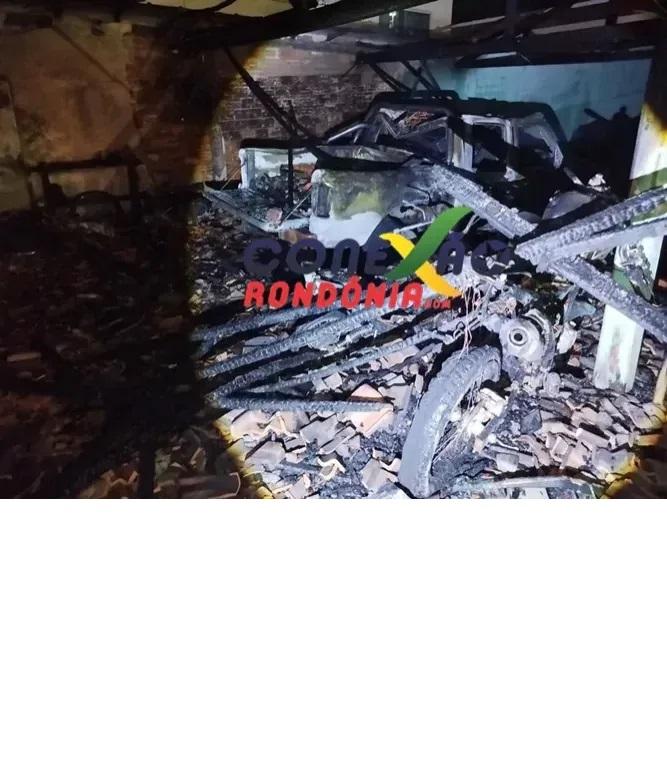 Incêndio destrói veículos em garagem de residência no centro de Cacoal