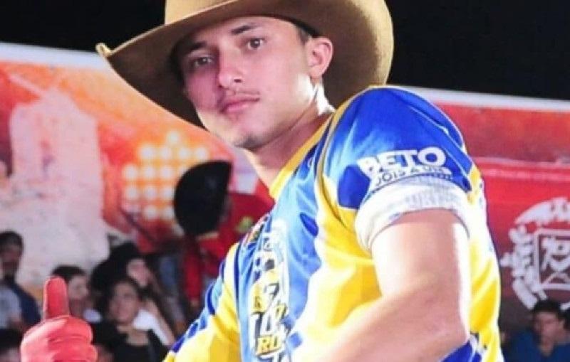 Peão de 21 anos é pisoteado por boi durante rodeio e morre em MT; veja vídeo