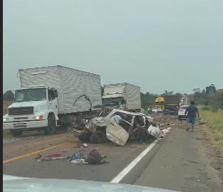 JARU: Acidente entre Fiat Strada e carreta deixa quatro mortos na BR-364, incluindo duas crianças