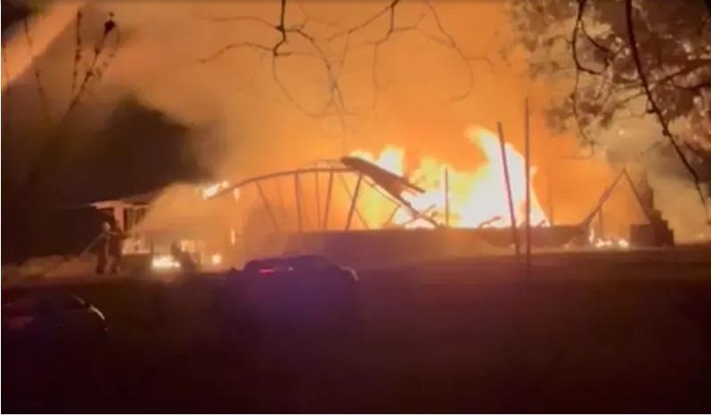 Casa pega fogo nos fundos do Parque de Exposições em Rolim de Moura; mulher é resgatada com ferimentos leves