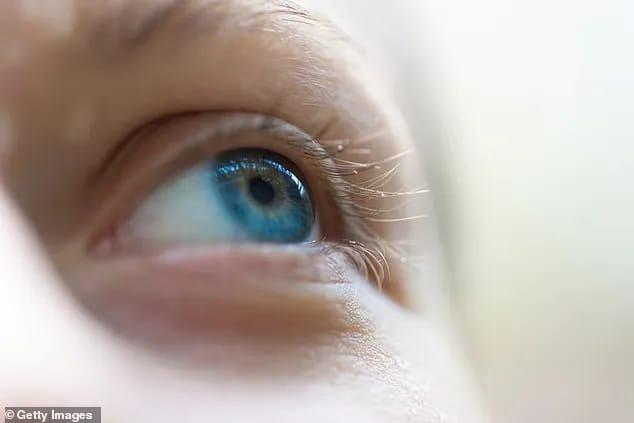 Estudo liga vacina da Pfizer a alterações nos olhos