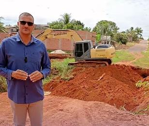 Prefeitura intensifica patrolamento das ruas de Nova Brasilândia d’Oeste e acelera obras na zona rural