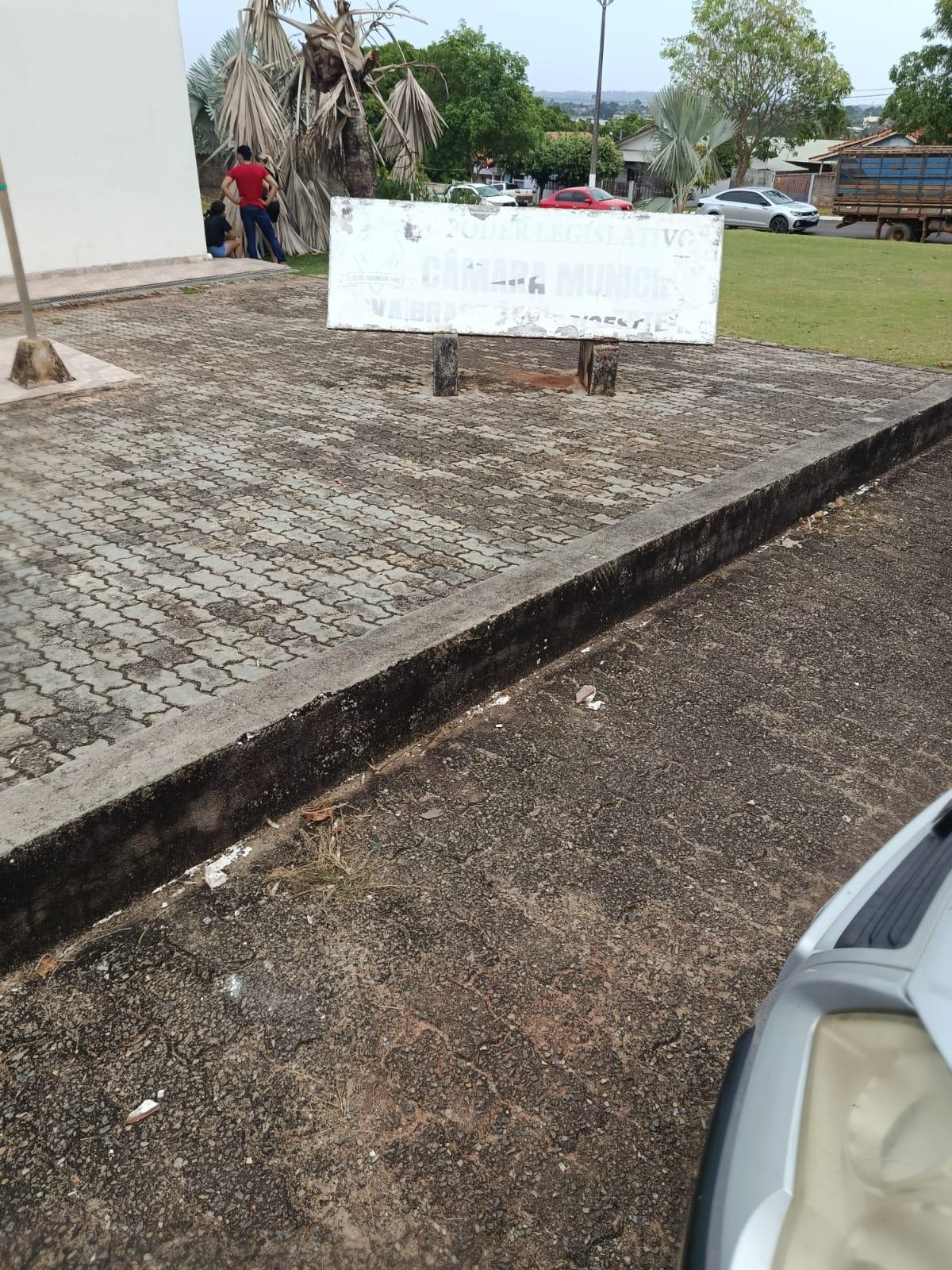 Leitores de Nova Brasilândia do Oeste denunciam descaso do presidente da Câmara Municipal e o chamam de desleixado