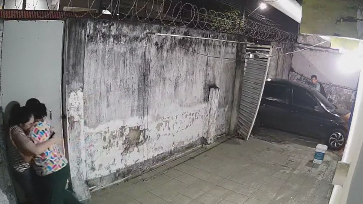 VÍDEO: família é feita refém por assaltante em garagem de casa no Amazonas