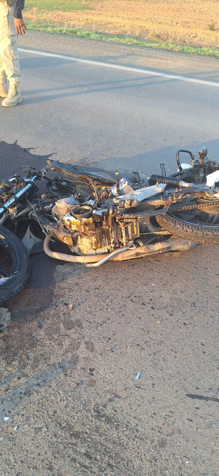 Vídeo - Motociclista tem corpo dilacerado em acidente com carreta na BR-364. Imagens fortes