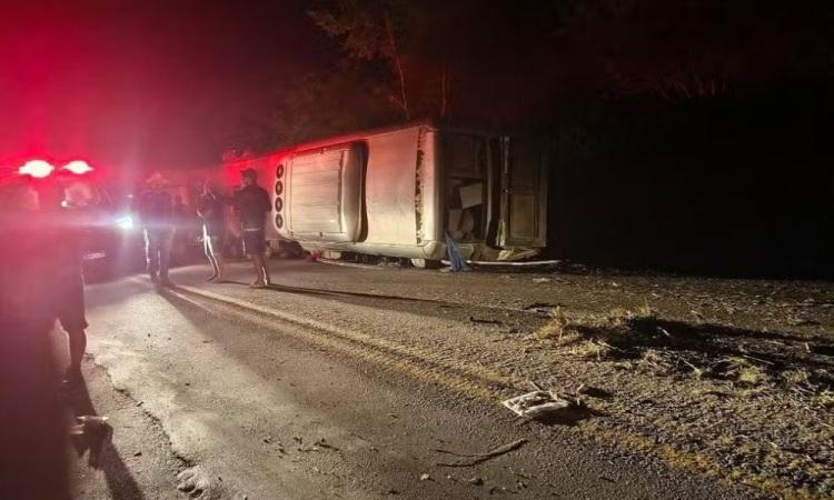 Acidente com ônibus deixa ao menos 13 mortos no Agreste de Pernambuco