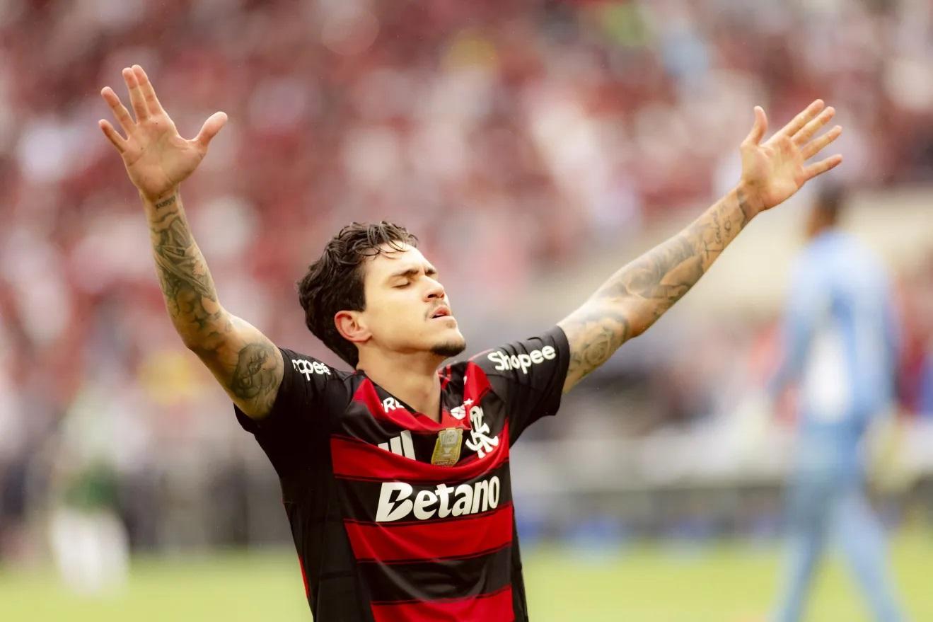 Flamengo vence Palmeiras, encosta na liderança e embola o Brasileirão