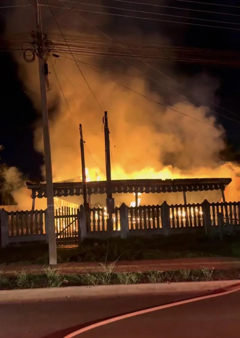 Incêndio destrói residência de madeira no bairro Olímpico em Rolim de Moura