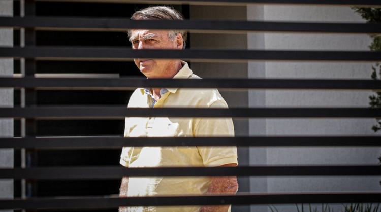 Bolsonaro recebeu PF sem Michelle em casa e não ofereceu resistência à prisão; leia bastidores