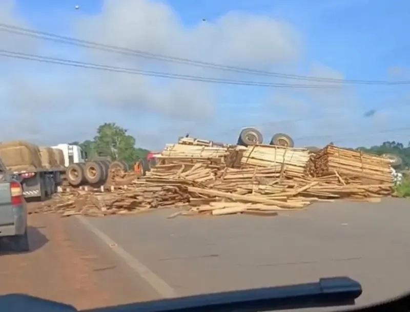 Carreta tomba na RO-010 e motorista fica ferido em Rolim de Moura