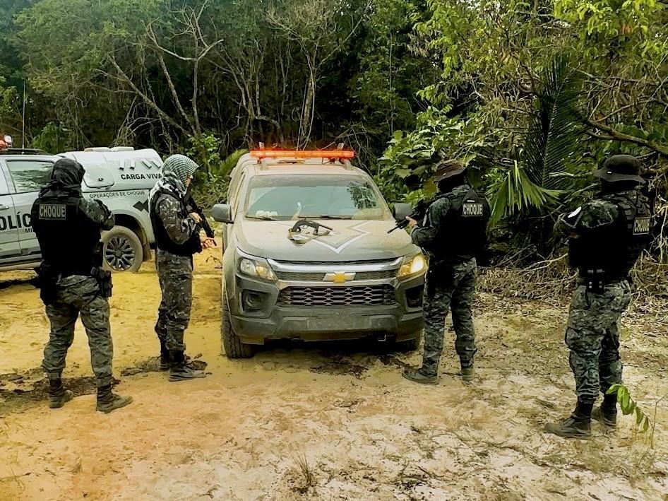 Dois irmãos morreram após um confronto armado com equipes do Batalhão de Choque na tarde desta quinta-feira (20), na RO-133, em Machadinho do Oeste. Eles estavam em um Renault Clio