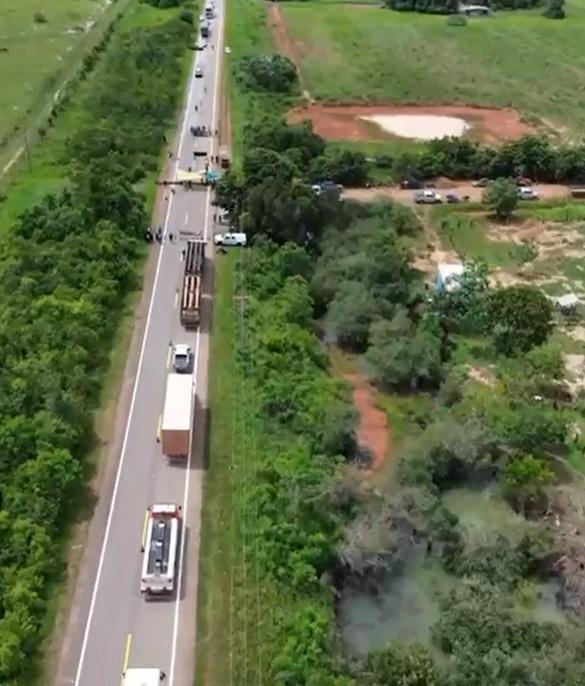 Vídeo: insatisfeitos com abandono, moradores fecham BR-319 no km 58 entre Porto Velho e Humaitá